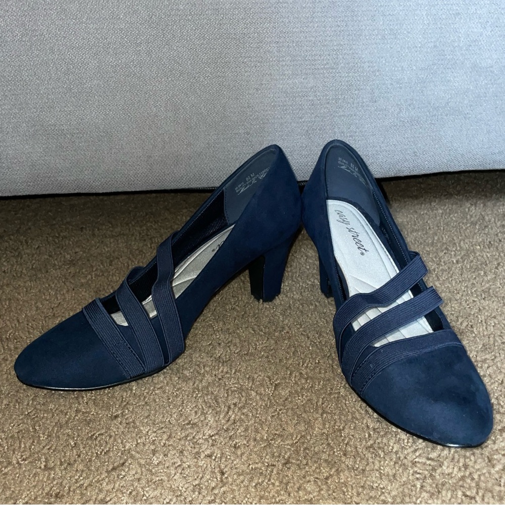 Women’s navy blue heels